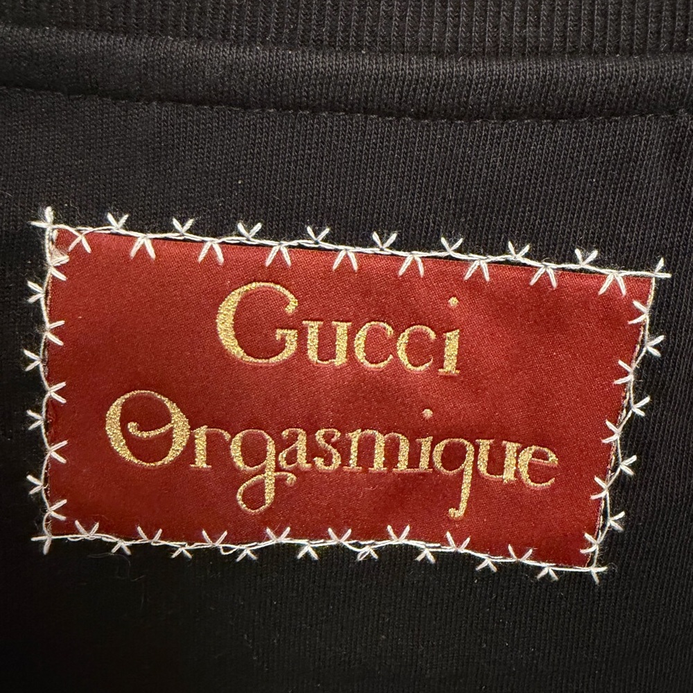 Gucci Black Tee with Gold Emblem - Picture 5 of 6